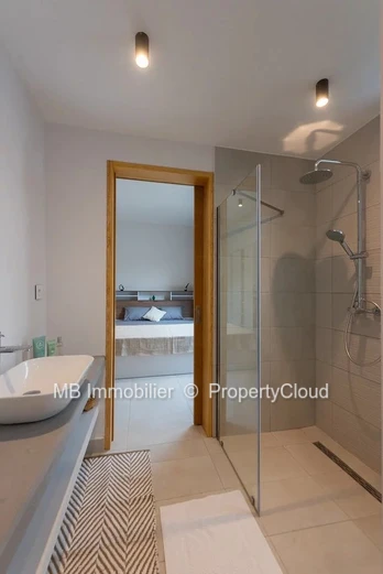 Appartement pieds dans l'eau en vente.