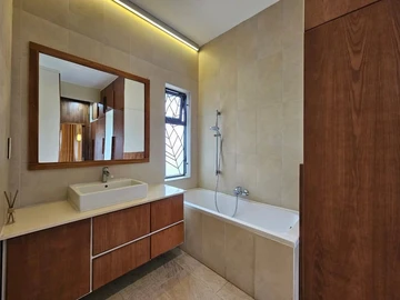 6 Bedroom House