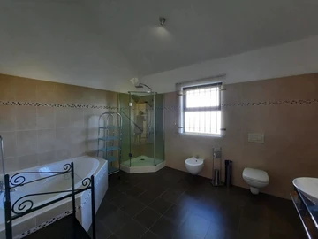 6 Bedroom Villa