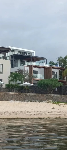 Appartement pieds dans l'eau en vente.