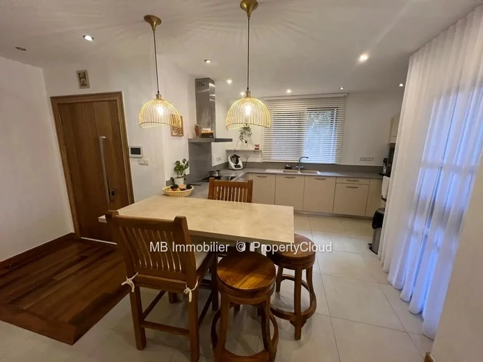 Appartement R+2 en vente.