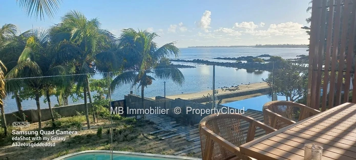 Appartement pieds dans l'eau en vente.