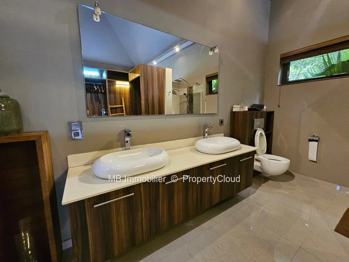 Villa RES for sale.